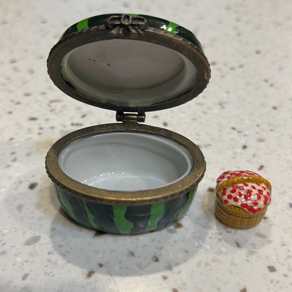 Watermelon hinged trinket box with picnic basket inside - Picture 11 of 12